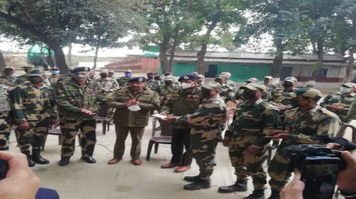 Jammu & Kashmir: DGP visited Arnia border Jammu, rewarded BSF personnel 1 Hello Uttarakhand News »