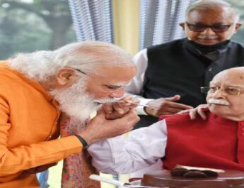 93 साल के हुए आडवाणी, प्रधानमंत्री ने आडवाणी के घर जाकर जन्मदिन की बधाई दी, प्रधानमंत्री ने आडवाणी के पैर छूकर लिया आशीर्वाद 4 Hello Uttarakhand News »