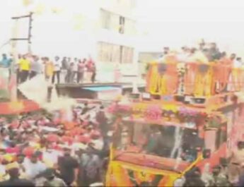 Video: हैदराबाद में गृह मंत्री अमित शाह का ज़बरदस्त रोड शो, ओवैसी के गढ़ में भी दी दस्तक 3 Hello Uttarakhand News »