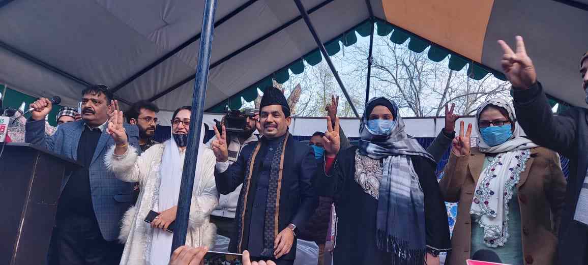 Jammu & Kashmir: Warmly Received by Enthusiastic workers and public amidst sloganeering like "Shanawaz zindabaad Modi Zindabaad, BJP zindabaad" 4 Jammu & Kashmir: Warmly Received by Enthusiastic workers and public amidst sloganeering like "Shanawaz zindabaad Modi Zindabaad, BJP zindabaad" 4 Hello Uttarakhand News »