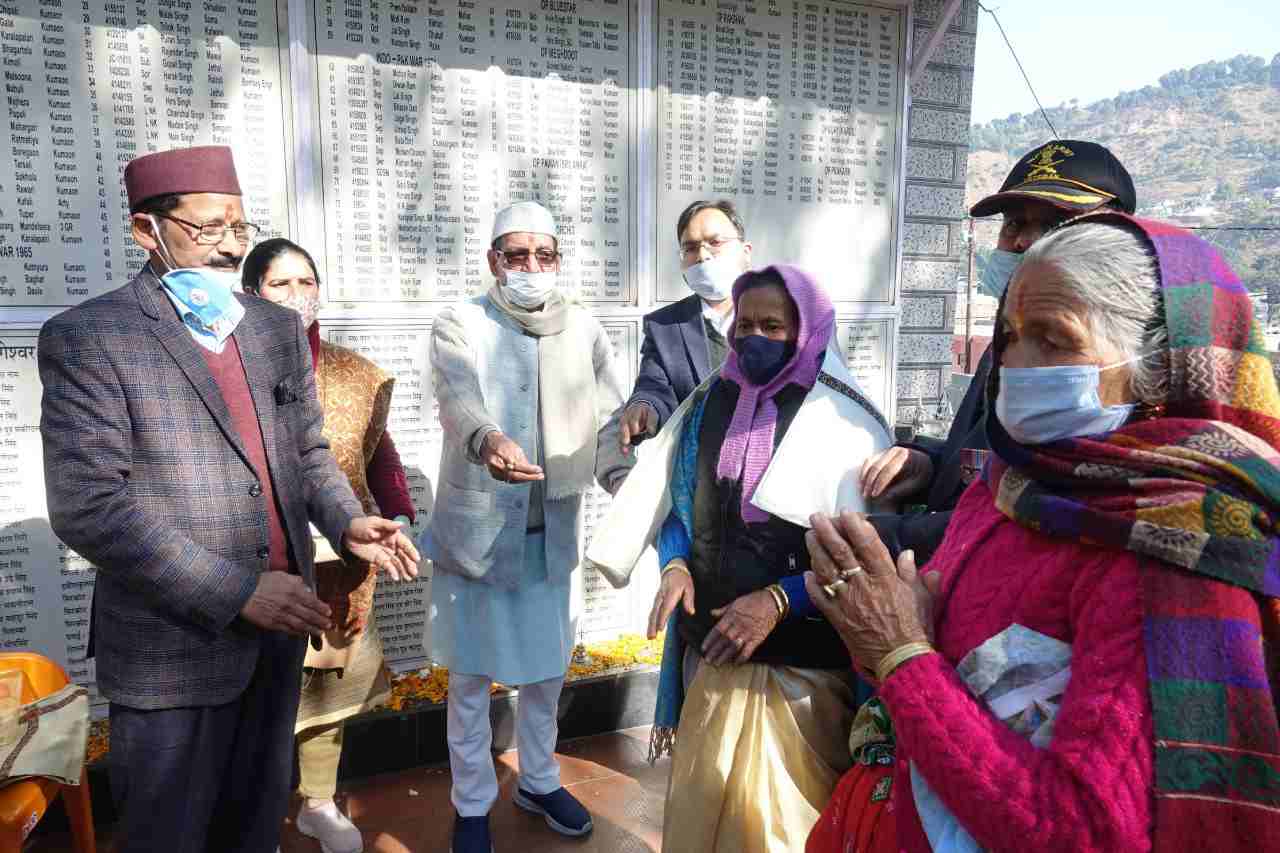 विजय दिवस: शहीद स्थल स्मारक तहसील परिसर बागेश्वर में श्रृद्धांजलि कार्यक्रम हुआ आयोजित, उपजिलाधिकारी बागेश्वर ने किए श्रृद्धासुमन अर्पित 2 विजय दिवस: शहीद स्थल स्मारक तहसील परिसर बागेश्वर में श्रृद्धांजलि कार्यक्रम हुआ आयोजित, उपजिलाधिकारी बागेश्वर ने किए श्रृद्धासुमन अर्पित 2 Hello Uttarakhand News »