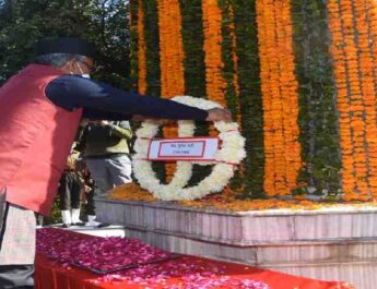 मुख्यमंत्री त्रिवेन्द्र सिंह रावत ने विजय दिवस के अवसर पर गांधी पार्क देहरादून में शहीद स्मारक पर किए पुष्पचक्र अर्पित 2 Hello Uttarakhand News »