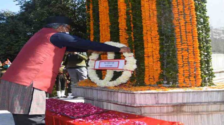 मुख्यमंत्री त्रिवेन्द्र सिंह रावत ने विजय दिवस के अवसर पर गांधी पार्क देहरादून में शहीद स्मारक पर किए पुष्पचक्र अर्पित 1 Hello Uttarakhand News »