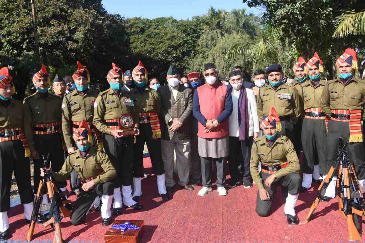 मुख्यमंत्री त्रिवेन्द्र सिंह रावत ने विजय दिवस के अवसर पर गांधी पार्क देहरादून में शहीद स्मारक पर किए पुष्पचक्र अर्पित 2 Hello Uttarakhand News »