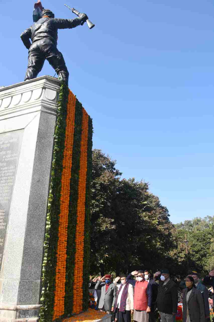 मुख्यमंत्री त्रिवेन्द्र सिंह रावत ने विजय दिवस के अवसर पर गांधी पार्क देहरादून में शहीद स्मारक पर किए पुष्पचक्र अर्पित 3 Hello Uttarakhand News »