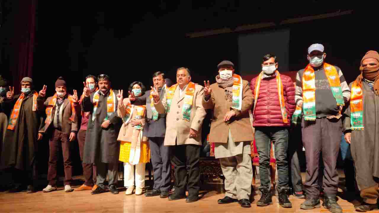 J&K: BJP facilitated newly elected representatives, vowed to work for development in region, Was victory of trust and commitment: Chugh 3 J&K: BJP facilitated newly elected representatives, vowed to work for development in region, Was victory of trust and commitment: Chugh 3 Hello Uttarakhand News »