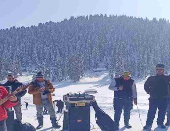 J&K: Directorate of Tourism's live musical weekend at Gulmarg, All slopes now open for Skiers, Ski Patrol Team in place 2 Hello Uttarakhand News »