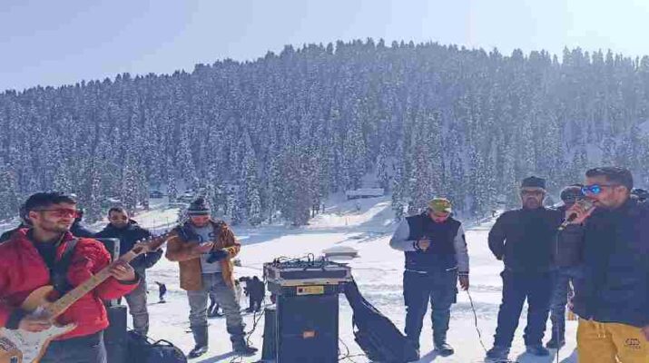 J&K: Directorate of Tourism's live musical weekend at Gulmarg, All slopes now open for Skiers, Ski Patrol Team in place 1 Hello Uttarakhand News »