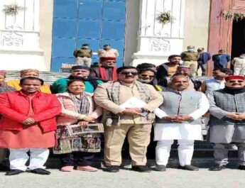 जिला पंचायत अध्यक्ष के पति ने कहा कि आप बिन बुलाए बैठक में आए हैं और व्यवधान डाल रहे हैं, आपको भविष्य में भी कभी बैठक में नहीं बुलाया जाएगा चले जाओ? जो करना है कर लो-भाजपा विधायक राजेश शुक्ला 3 Hello Uttarakhand News »