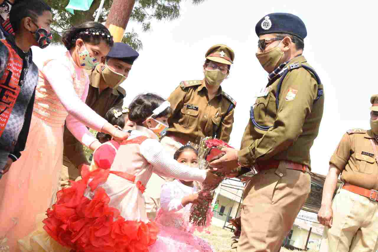 पुलिस महानिदेशक, अशोक कुमार आज पिथौरागढ़ के दौरे पर, विभिन्न समस्याओं का किया मौके पर ही समाधान 2 Hello Uttarakhand News »