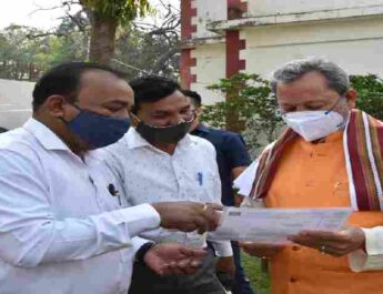 कोरोना रिपोर्ट निगेटिव आने के बाद मुख्यमंत्री तीरथ सिंह रावत ने लोगों से की मुलाकात, अधिकारियों को सख्त निर्देश कि लोग अपने कामों के लिए न काटे अनावश्यक चक्कर 2 Hello Uttarakhand News »