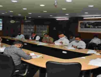 चारधाम परियोजना की समीक्षा बैठक हुई आयोजित, भूमि अधिग्रहण एवं यूटिलिटी शिफ्टिंग कार्य में हो रही देरी पर मुख्य सचिव ने जताई नाराजगी, दिए यह निर्देश 3 Hello Uttarakhand News »