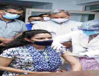 मुख्यमंत्री तीरथ सिंह रावत ने सचिवालय में चल रहे कोविड टीकाकरण कैम्प का किया मुआयना, सचिवालय संघ के अध्यक्ष दीपक जोशी ने सचिवालय में टीकाकरण कैम्प के लिए मुख्यमंत्री का किया व्यक्त आभार 4 Hello Uttarakhand News &raquo;