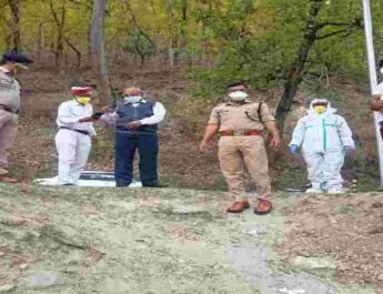 पिथौरागढ: जिलाधाकारी व पुलिस अधीक्षक द्वारा कोरोना संक्रमण में मृतकों के शवों का अन्तिम संस्कार किये जाने की जगह का लिया जायजा 2 Hello Uttarakhand News »