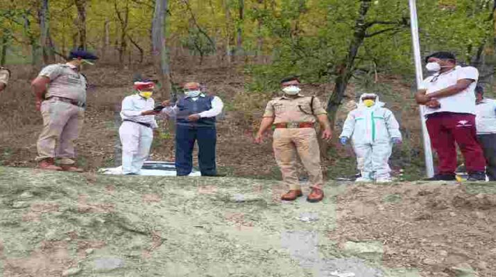 पिथौरागढ: जिलाधाकारी व पुलिस अधीक्षक द्वारा कोरोना संक्रमण में मृतकों के शवों का अन्तिम संस्कार किये जाने की जगह का लिया जायजा 1 Hello Uttarakhand News »