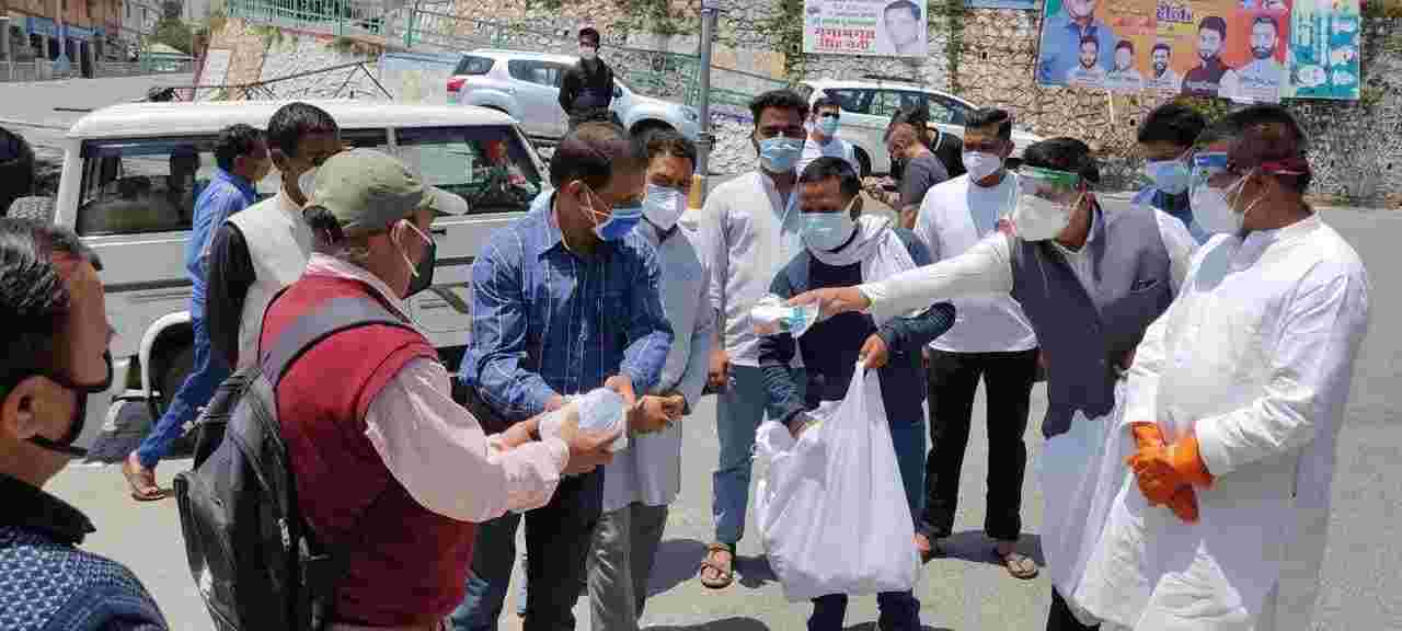 पूर्व प्रदेश कांग्रेस अध्यक्ष किशोर उपाध्याय ने आज से मेडिकल किट के वितरण का किया शुभारम्भ, 50 हजार किट्स ग्रामीण क्षेत्र में बाँटने का लक्ष्य 2 Hello Uttarakhand News »