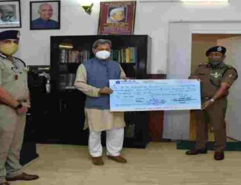 उत्तराखंड: पुलिस महानिदेशक अशोक कुमार ने मुख्यमंत्री राहत कोष के लिए दिया 85 लाख 95 हजार 350 रुपए का चेक, पुलिस कार्मिकों द्वारा स्वेच्छा से दिया गया अपना 01 दिन का वेतन 4 Hello Uttarakhand News »