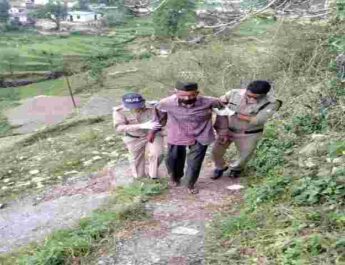 मिशन हौसला अभियान को सार्थक करती बागेश्वर पुलिस, स्वास्थ्य खराब होने पर थानाध्यक्ष काण्डा द्वारा बुजुर्ग व्यक्ति को हाॅस्पिटल ले जाकर करवाया गया उपचार 5 Hello Uttarakhand News »