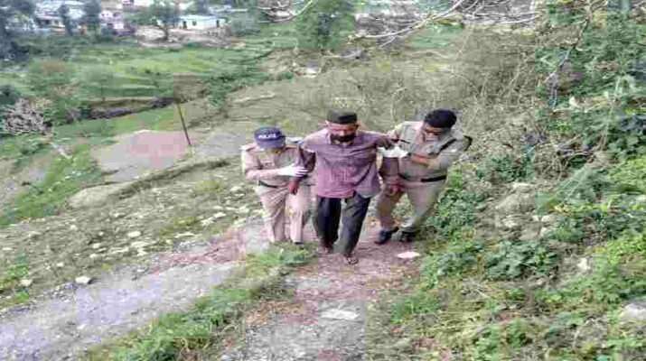 मिशन हौसला अभियान को सार्थक करती बागेश्वर पुलिस, स्वास्थ्य खराब होने पर थानाध्यक्ष काण्डा द्वारा बुजुर्ग व्यक्ति को हाॅस्पिटल ले जाकर करवाया गया उपचार 1 Hello Uttarakhand News »