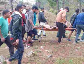 पिथौरागढ़: मिट्टी फेंकते समय 500 मीटर गहरी खाई में गिरा डम्पर, बाल-बाल बचा ड्राइवर 3 Hello Uttarakhand News »