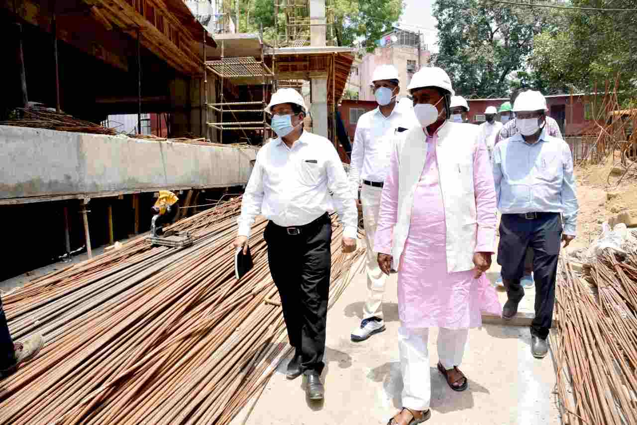 Uttarakhand: पेयजल मंत्री बिशन सिंह चुफाल ने नई दिल्ली में निर्माणाधीन भवन उत्तराखण्ड निवास का किया निरीक्षण, कहा - निर्माण कार्य, गुणवत्ता बनाए रखते हुए तय की गई समय सीमा में पूरा करना सुनिश्चित किया जाए 2 Hello Uttarakhand News »