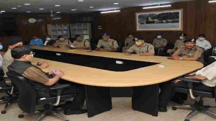 Uttarakhand: नए मुख्य सचिव एस एस संधू से पुलिस विभाग के समस्त उच्चाधिकारियों ने की शिष्टाचार भेंट, कहा-बेहतर कानून व्यवस्था राज्य सरकार की प्राथमिकता 1 Hello Uttarakhand News »