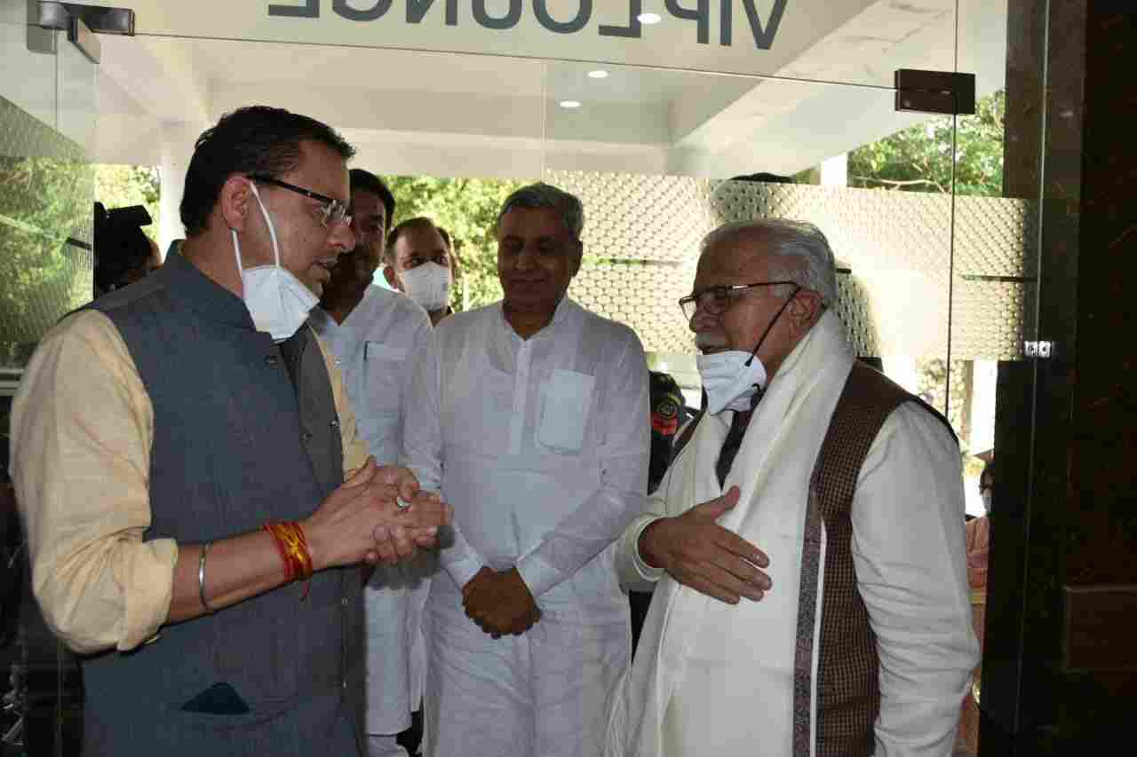 मुख्यमंत्री पुष्कर सिंह धामी ने सहस्त्रधारा हेलीपेड पर हरियाणा के मुख्यमंत्री मनोहर लाल खट्टर से की भेंट, विभिन्न समसामयिक विषयों पर की चर्चा 2 Hello Uttarakhand News »