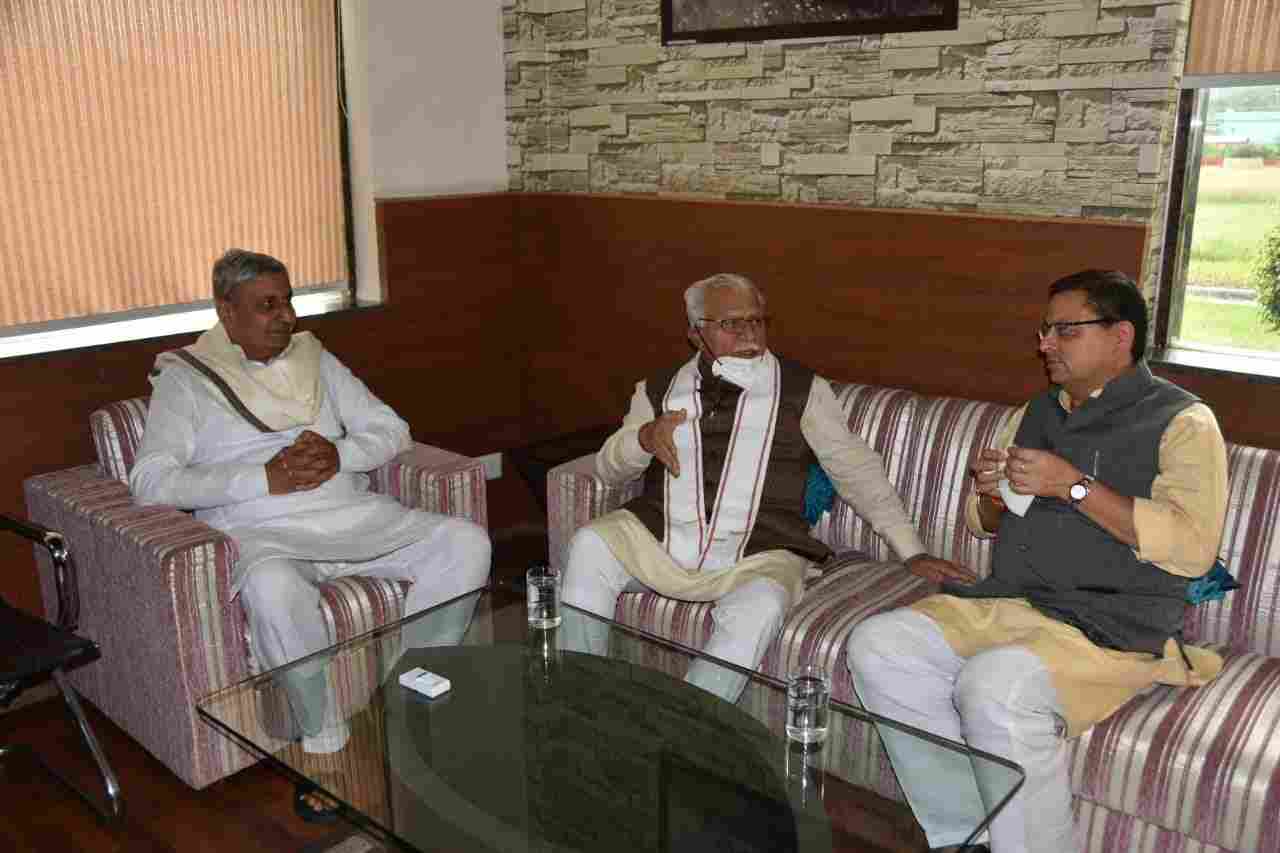 मुख्यमंत्री पुष्कर सिंह धामी ने सहस्त्रधारा हेलीपेड पर हरियाणा के मुख्यमंत्री मनोहर लाल खट्टर से की भेंट, विभिन्न समसामयिक विषयों पर की चर्चा 3 Hello Uttarakhand News »