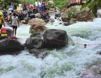 Uttarakhand: वैकल्पिक पुल को पार करते समय एक युवक की पैर फिसलने से हुई मौत, SDRF ने डूबे युवक का किया शव बरामद 4 Hello Uttarakhand News »