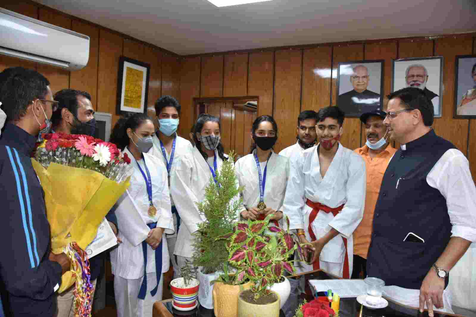 Uttarakhand Sports: मुख्यमंत्री से दुबई में आयोजित होने वाली कराटे वर्ल्ड चैम्पियनशिप में प्रतिभाग करने वाली टीम के सदस्यों ने की भेंट, दी शुभकामना 3 Hello Uttarakhand News »