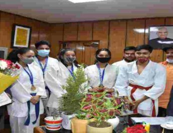 Uttarakhand Sports: मुख्यमंत्री से दुबई में आयोजित होने वाली कराटे वर्ल्ड चैम्पियनशिप में प्रतिभाग करने वाली टीम के सदस्यों ने की भेंट, दी शुभकामना 3 Hello Uttarakhand News »
