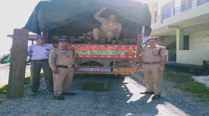 Pithoragarh: डीडीहाट पुलिस ने अवैध चीड़ की लकड़ी के साथ 1 अभियुक्त को किया वन विभाग के सुपुर्द 1 Hello Uttarakhand News »