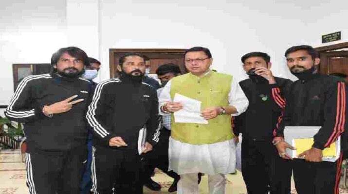 Uttarakhand: मुख्यमंत्री पुष्कर सिंह धामी से मिले पर्वतारोही 1 Hello Uttarakhand News »