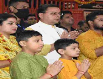 Dehradun: मुख्यमंत्री पुष्कर सिंह धामी ने महानवमी के अवसर पर सपरिवार डाट काली मन्दिर में सांयकालीन आरती में किया प्रतिभाग, प्रदेश की सुख समृद्धि की कामना 3 Hello Uttarakhand News »
