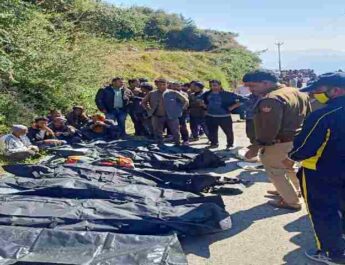 Dehradun: अत्यंत दुःखद, चकराता में हुआ खौफनाक हादसा, बुलेरो वाहन अनियंत्रित होकर गहरी खाई में जा गिरा, 13 सवारियों की मौके पर ही मृत्यु 3 Hello Uttarakhand News »