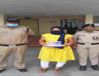Dehradun: पटेलनगर पुलिस ने स्पा सेन्टर में चल रहे अनैतिक देह व्यापार का किया खुलासा, स्पा संचालिका को किया गिरफ्तार, कई आपत्तिजनक चीज़ें बरामद 2 Hello Uttarakhand News »