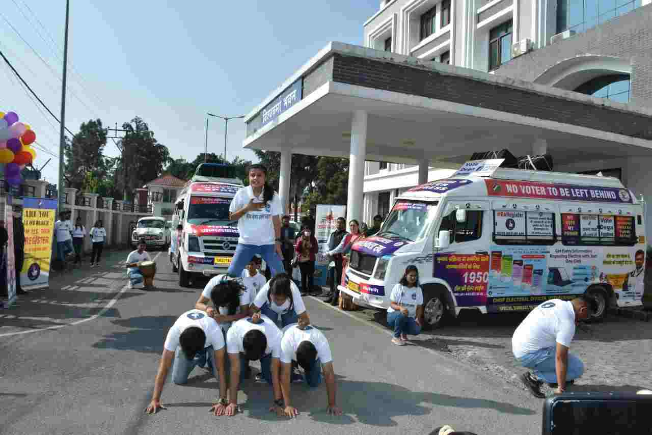 Uttarakhand: मुख्य निर्वाचन अधिकारी सौजन्या ने मतदाता जागरूकता के लिये सचल वाहनों (वोटर अवेयरनेस वैन) को किया रवाना, कहा - अभियान का मुख्य उद्देश्य युवा व महिला मतदाताओं को वोटर लिस्ट पंजीकरण में प्ररित करना 4 Hello Uttarakhand News »