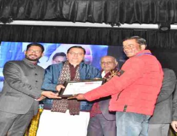 Uttarakhand: यूथ आइकन अवार्ड समारोह में शामिल हुए मुख्यमंत्री पुष्कर सिंह धामी, कहा- युवा वह है जो धरती को आकाश से जोड़ने व रेत से तेल निकालने जैसे असंभव कार्यों को बनाता है संभव 4 Hello Uttarakhand News »