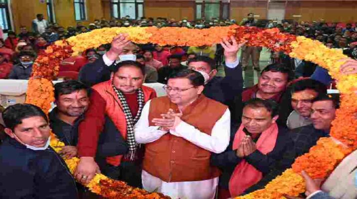 Uttarakhand: मुख्यमंत्री पुष्कर सिंह धामी आज एक दिवसीय भ्रमण कार्यक्रम के तहत पहुंचे श्रीनगर गढ़वाल, कहा - ग्राम प्रधानों का कार्य महत्वपूर्ण, ग्राम प्रधान समाज के अंतिम छोर के व्यक्ति तक होता है जुड़ा 1 Hello Uttarakhand News »