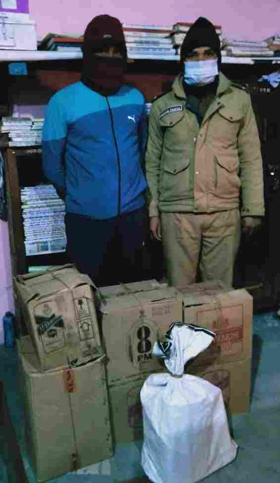 Pithoragarh: शराब का अवैध कारोबार करने वालों के विरुद्ध पिथौरागढ़ पुलिस की कार्यवाही लगातार जारी, 67 बोतल अवैध अंग्रेजी शराब/ बीयर व कच्ची शराब के साथ दो अभियुक्त गिरफ्तार 2 Hello Uttarakhand News »