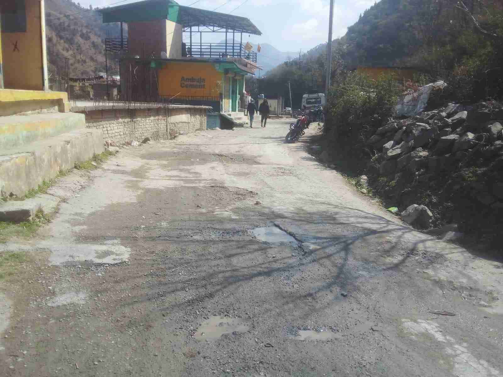 Thatyur: जौनपुर विकासखंड का थत्यूड़ ढाणा मोटर मार्ग गड्ढों के कारण बदहाल, 4 साल से लोग परेशानी 4 Thatyur: जौनपुर विकासखंड का थत्यूड़ ढाणा मोटर मार्ग गड्ढों के कारण बदहाल, 4 साल से लोग परेशानी 4 Hello Uttarakhand News »