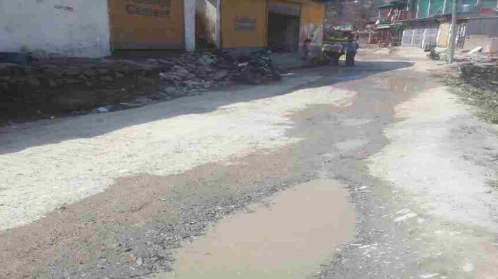 Thatyur: जौनपुर विकासखंड का थत्यूड़ ढाणा मोटर मार्ग गड्ढों के कारण बदहाल, 4 साल से लोग परेशानी 10 Hello Uttarakhand News »