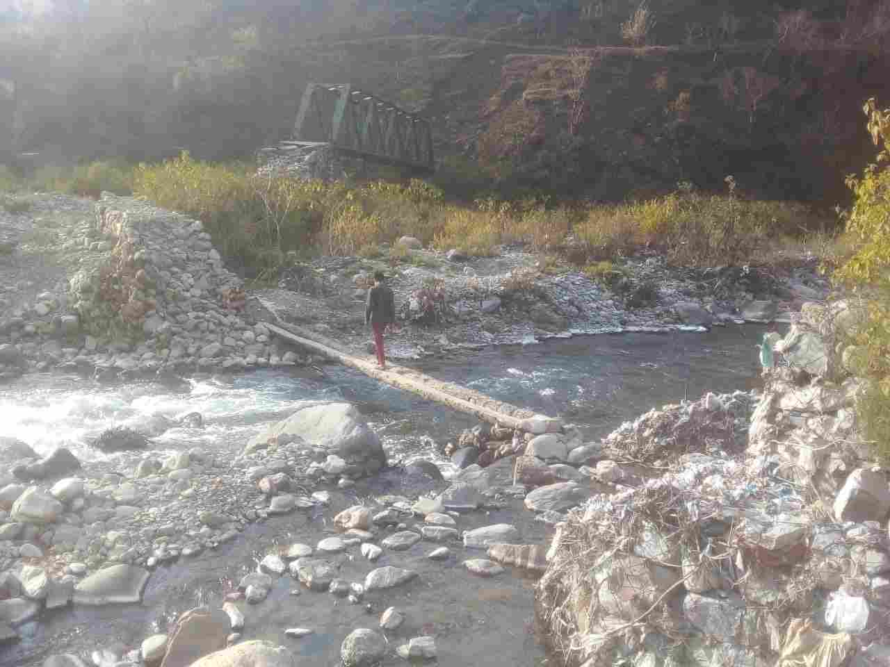 Uttarakhand जौनपुर छन्नाण गांव : जान जोखिम में डालकर स्थानीय लोग व छात्र छात्रा अगलाड नदी पार करने को मजबूर 2 Hello Uttarakhand News »