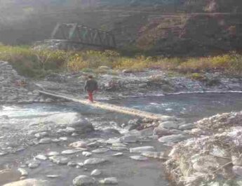 Uttarakhand जौनपुर छन्नाण गांव : जान जोखिम में डालकर स्थानीय लोग व छात्र छात्रा अगलाड नदी पार करने को मजबूर 2 Hello Uttarakhand News »