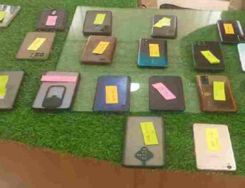 पिथौरागढ़ पुलिस ने बरामद किए 5,70,000 रुपये के गुमशुदा मोबाइल फोन, गुम हुए मोबाइल फोन पाकर मोबाइल मालिकों के खिले चेहरे 2 Hello Uttarakhand News »