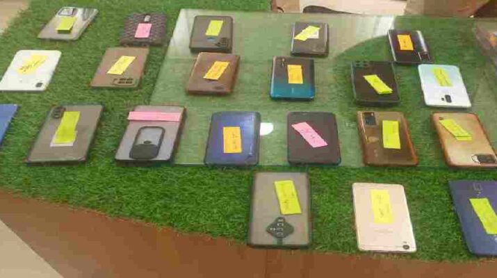 पिथौरागढ़ पुलिस ने बरामद किए 5,70,000 रुपये के गुमशुदा मोबाइल फोन, गुम हुए मोबाइल फोन पाकर मोबाइल मालिकों के खिले चेहरे 1 Hello Uttarakhand News »