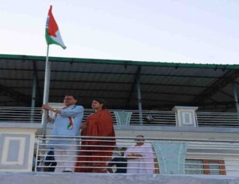 Uttarakhand: मुख्यमंत्री पुष्कर सिंह धामी ने खटीमा पहुंचकर अपने निजी आवास पर लगाया तिरंगा, कहा तिरंगा हमारी आजादी का प्रतीक 4 Hello Uttarakhand News »