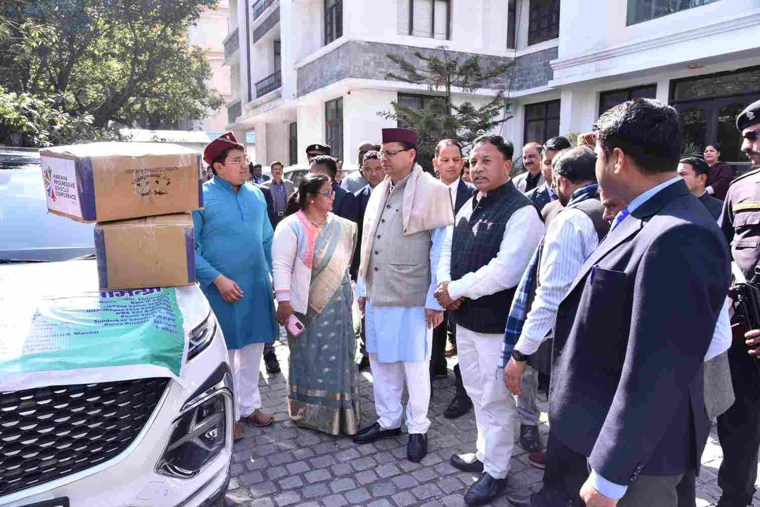 मुख्यमंत्री पुष्कर सिंह धामी ने नई दिल्ली में उत्तराखंड सदन से जोशीमठ में आई आपदा के लिए राहत सामग्री के वाहनों को किया रवाना 2 Hello Uttarakhand News »