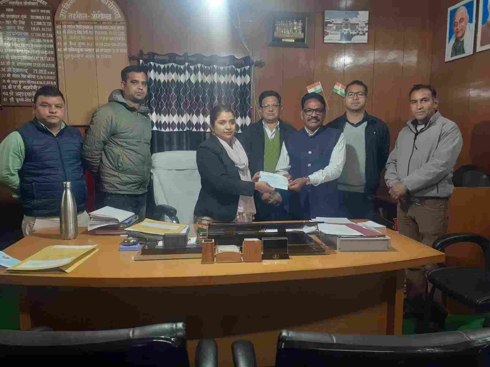 जोशीमठ में भूधसांव के कारण प्रभावित भवन स्वामियों को मुआवजा धनराशि का वितरण शुरू, पुर्नवास पैकेज वितरण के तहत पहले दिन 03 प्रभावितों को दिए गए 63.20 लाख 2 Hello Uttarakhand News »