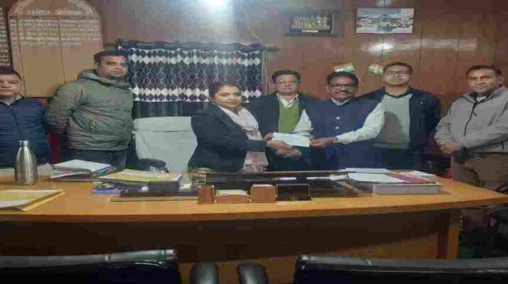 जोशीमठ में भूधसांव के कारण प्रभावित भवन स्वामियों को मुआवजा धनराशि का वितरण शुरू, पुर्नवास पैकेज वितरण के तहत पहले दिन 03 प्रभावितों को दिए गए 63.20 लाख 1 Hello Uttarakhand News »